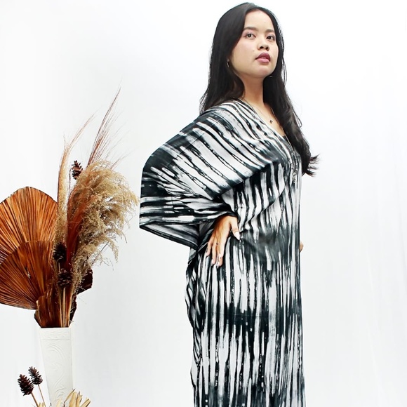 0123/ Black and White Long Kaftan - Picture 3 of 11